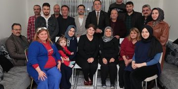 AK Parti Nevşehir Belediye Lider Adayı Dr. Mehmet Savran, Nevşehir’de bulunan depremzede aileleri ziyaret etti