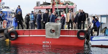 Aliağa Körfezinde Yapay Resifler Suya Bırakıldı