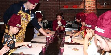 Anadolu Efes’in One Team projesinin iştirakçileri, Kahve Dünyası’nın Çikolata Atölyesi’nde buluştu