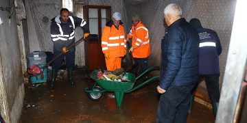 Antalya Büyükşehir 2 bin 403 çalışanla afetzedelerin yanında