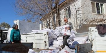 Antalya Büyükşehir Belediyesi 68 üreticiye 2061 çuval daha süt yemi takviyesi verildi