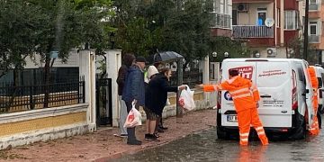 Antalya Büyükşehir Belediyesi selin etkilediği mahallelerde vatandaşlara taşınabilir aşeviyle üç çeşit sıcak yemek, su ve ekmek yardımı yapıyor