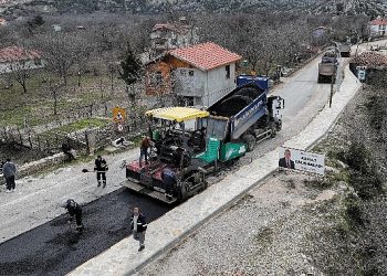 Antalya Büyükşehir’den İbradı’ya sıcak asfalt