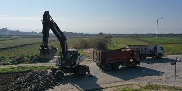 Aydın Büyükşehir Belediyesi, kent genelinde eş vakitli olarak sürdürülen yol üretim çalışmalarına devam ediyor