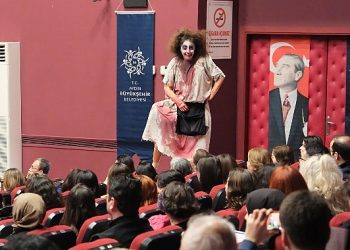Aydın Büyükşehir Belediyesi Kent Tiyatroları Tiyatroseverleri ‘Şatonun Altında’ Oyunuyla Buluşturdu