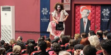 Aydın Büyükşehir Belediyesi Kent Tiyatroları Tiyatroseverleri ‘Şatonun Altında’ Oyunuyla Buluşturdu