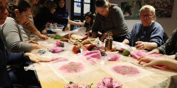 Bayanlar kendilerine yaka çiçekleri yaptı