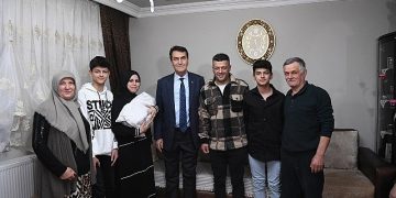 Bebeğin kulağına birinci ezanı Lider Dündar okudu