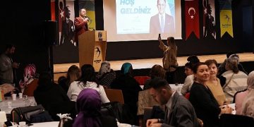 Beylikdüzü Belediye Lideri Mehmet Murat Çalık, Bayan ve Aile Hizmetleri Müdürlüğü tarafından düzenlenen kahvaltıda ailelerle buluştu