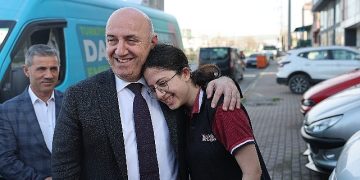 Bıyık, kapı kapı gezerek gönüllere dokunuyor