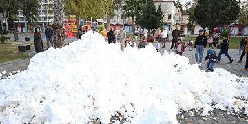 Çocuklar ve ailelerinin kar sevinci