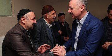Cumhur İttifakı Kocaeli Büyükşehir Belediye Lider Adayı ve Kocaeli Büyükşehir Belediye Lideri Tahir Büyükakın, İzmit’te Vanlılar ile bir ortaya geldi