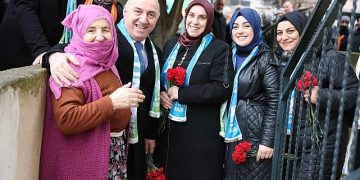Darıca Belediye Lideri ve Cumhur İttifakı Darıca Belediye Lider Adayı Muzaffer Bıyık, Kazım Karabekir Mahallesi’nde sokak sokak vatandaşlara karanfil dağıtıp hasbihal etti