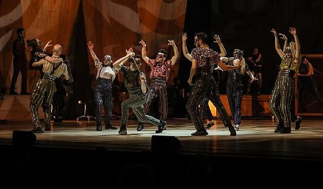 Dönemin savlı tiyatro oyunu “Aşık Shakespeare”, sarsıntıdan etkilenen TOÇEV çocuklarına Umut ışığı oldu