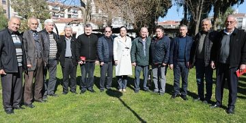 Efes Selçuk Belediye Lideri Filiz Ceritoğlu Sengel çalışma devrinde kendisine eşlik eden muhtarlarla bir ortaya geldi