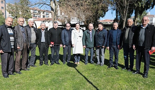 Efes Selçuk Belediye Lideri Filiz Ceritoğlu Sengel çalışma devrinde kendisine eşlik eden muhtarlarla bir ortaya geldi