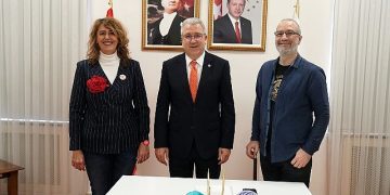 Egeli Sinemacı Akademisyene “En Yeterli Yönetmen” Mükafatı