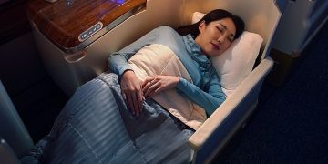 Emirates, Business Class yolcularını uzun uçuşlarda daha rahat ettirecek yeni uçak içi kıyafet setini tanıttı