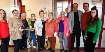 Huzurevi sakinlerinden geri dönüşüm standı