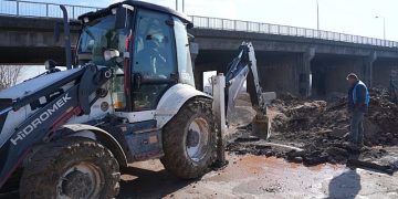 İSU ani yağışlarda su birikintisi yaşanan bölgeye müdahale etti