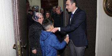 Karaman Belediye Lideri Savaş Kalaycı, gündüz esnaf ve mahalle seyahatleriyle akşam ise makamında vatandaşları kabul ederek yediden yetmişe herkesle buluşuyor