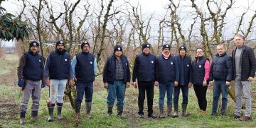 Kemalpaşa’da çiftçilik yapan vatandaşlara, Kemalpaşa Belediye Lideri Rıdvan Karakayalı tarafından yelek ve bere ikram edildi