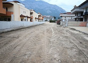 Kemer Belediyesi, Kuzdere Mahallesi Tekke Caddesi’nde kaldırım çalışmalarına başladı