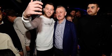 Kocaeli Büyükşehir Belediye Lideri Tahir Büyükakın ve Tutuş, Modifiye araç tutkunlarıyla buluştu