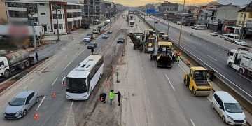 Köseköy Koridoru Alikahya Stadyum irtibat yolu çalışmaları kapsamında D-100 İstanbul istikametinde asfalt ve yol çizgi imalatları tamamlandı