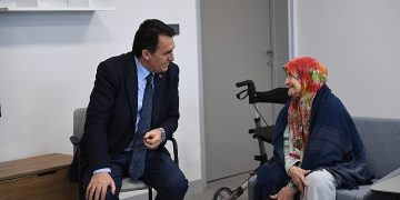 Lider Dündar, huzurevi sakinlerinin yüzünü güldürdü