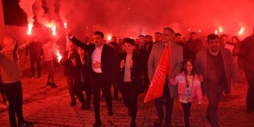 Lider Kırgöz baba ocağı Salihler’e 1300 araçlı konvoyla çıkarma yaptı