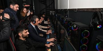 Lider Kocaman, gençlerle Counter Strike oynadı