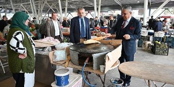 Lider Topaloğlu’ndan pazar esnafına ziyaret