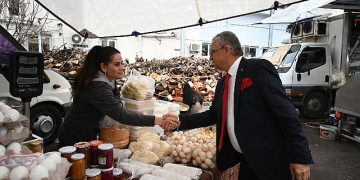 Lider Topaloğlu’ndan pazar esnafına ziyaret