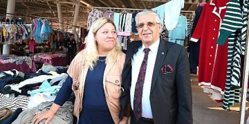 Lider Topaloğlu’ndan pazar esnafına ziyaret