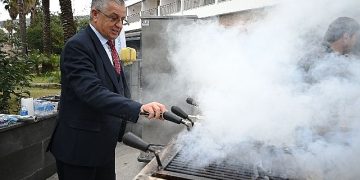 Lider Topaloğlu’ndan üniversite öğrencilerine mangal partisi