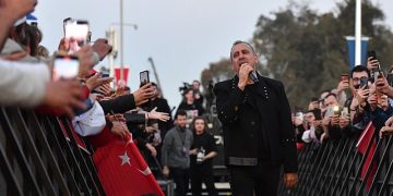 Narlıdere Metrosu’nda Haluk Levent coşkusu