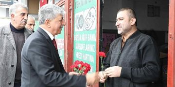 Ömeroğlu, Dilovası’nda sıkmadık el bırakmıyor