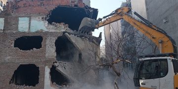 Osmangazi’de 3 katlı metruk bina yıkıldı