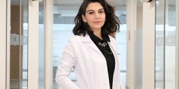 Sağlıklı bir gülüş için diş eti estetiği… Diş eti simetrisi ve doğal renk için “Pembe Estetik”!