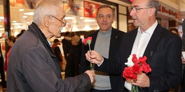 Selçuklu Belediye Lideri Ahmet Pekyatırmacı 31 Mart Mahallî Seçimleri kapsamında hafta sonu Selçuklu’nun farklı noktalarındaki alışveriş merkezlerinde vatandaş ve esnaflarla bir ortaya geldi