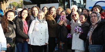 Sığacık Gezisi’ne Katılan Bayanlar Filiz Lider Tarafından Karşılandı