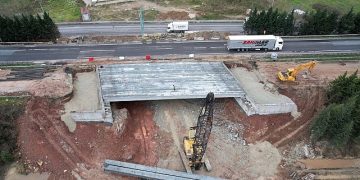 TEM üzerindeki köprünün kiriş montajı başladı