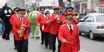 Türkiye’nin en kaliteli zeytin ve zeytinyağı üretim merkezlerinden olan Edremit’te 5. Zeytin Hasat Sonu Meci Şenliği yapıldı