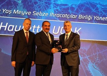 Türkiye’nin en yeterli UR-GE Projesine Egeli yaş meyve zerzevat ihracatçıları imza attı