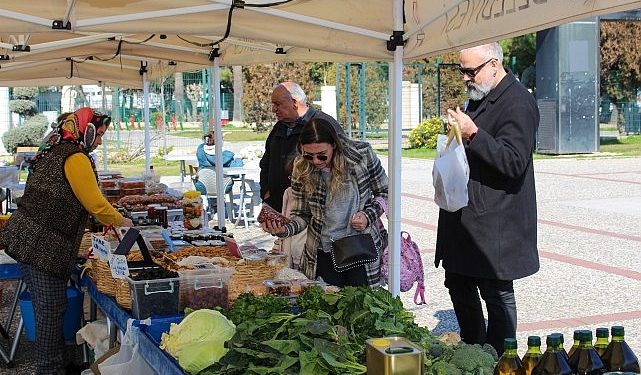 Üretici ve tüketici Karşıyaka’da ‘aracısız’ buluşmaya devam ediyor