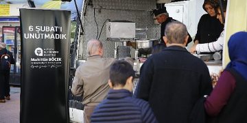 Zelzelede hayatını kaybedenler için lokma dağıtıldı