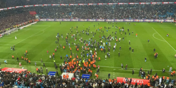 Trabzon’da olay! Taraftar sahaya girdi, kavga çıktı