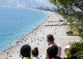 Antalya sahillerine tatilci akını