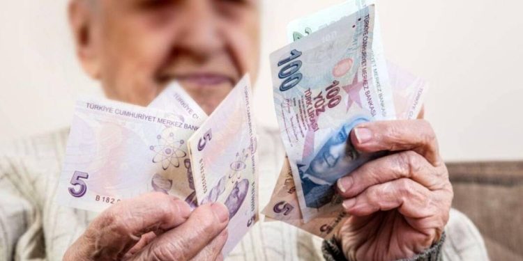 Emeklilere bayram sürprizi: Maaşlar erken ödenecek!